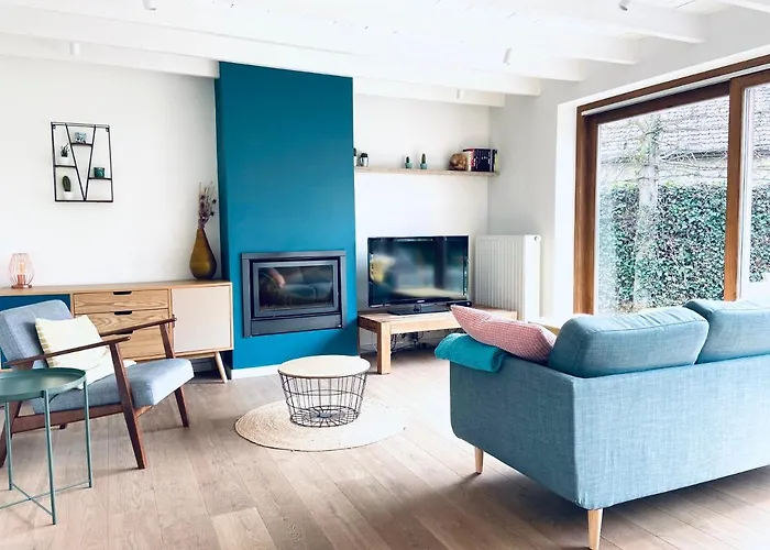 De Veldmuis, Met Mooie Speelhoek En Speelhuis